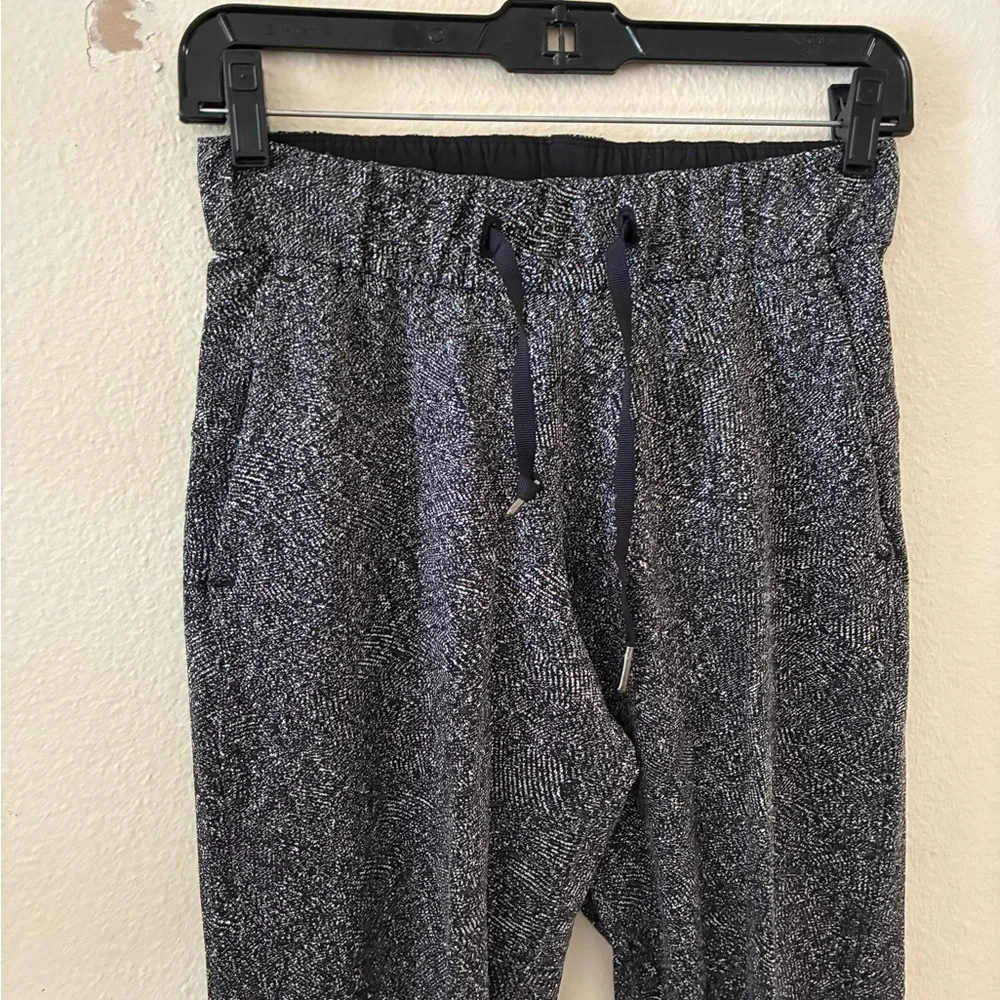 Lululemon Women’s On The Fly joggers black and white feathered jacquard Size 2